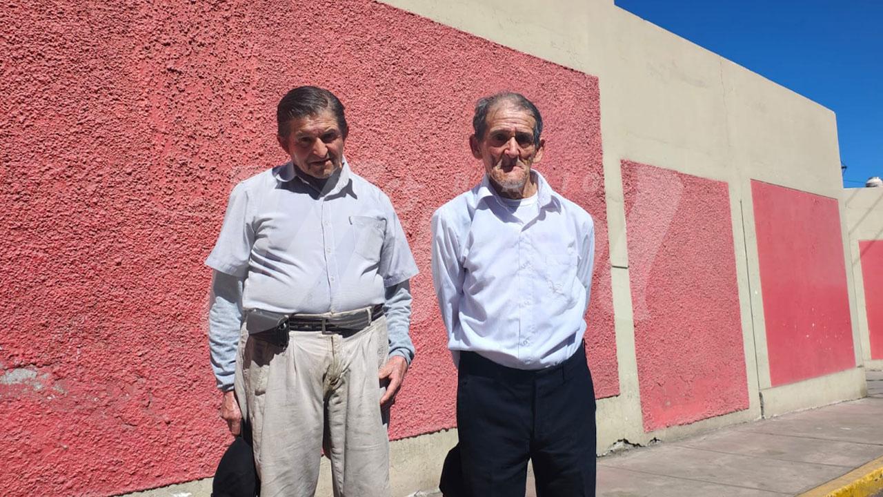 Adulto mayor acompaña a su hermano con discapacidad a cumplir su deber cívico