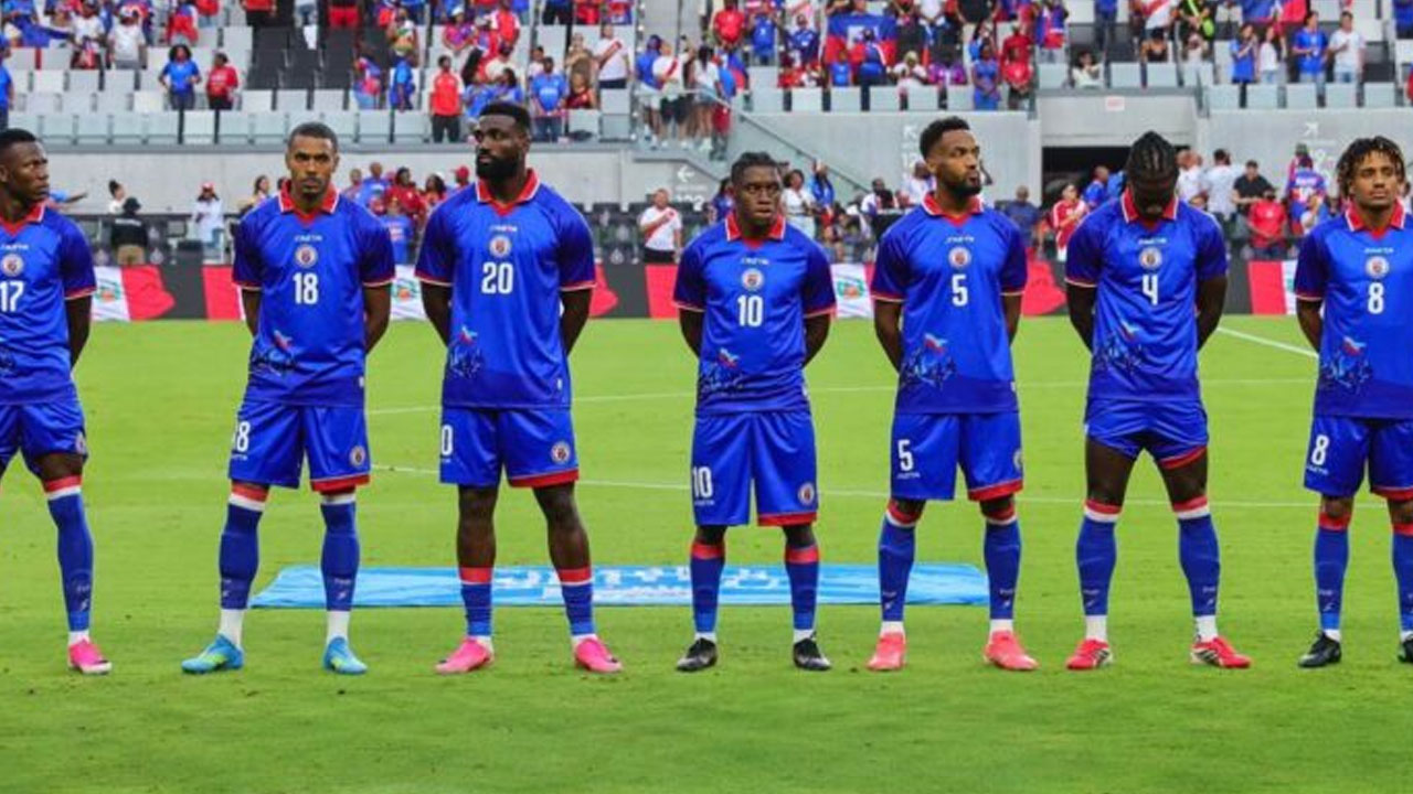 Polémica mundialista: FIFA obligó a Haití a cambiar su camiseta por supuesto mensaje político