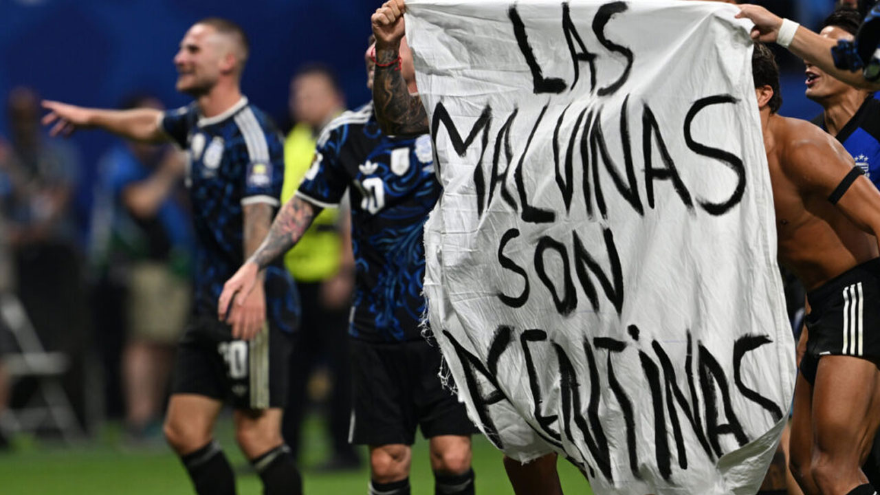 Reino Unido exige investigación de la FIFA por bandera de Malvinas de Argentina