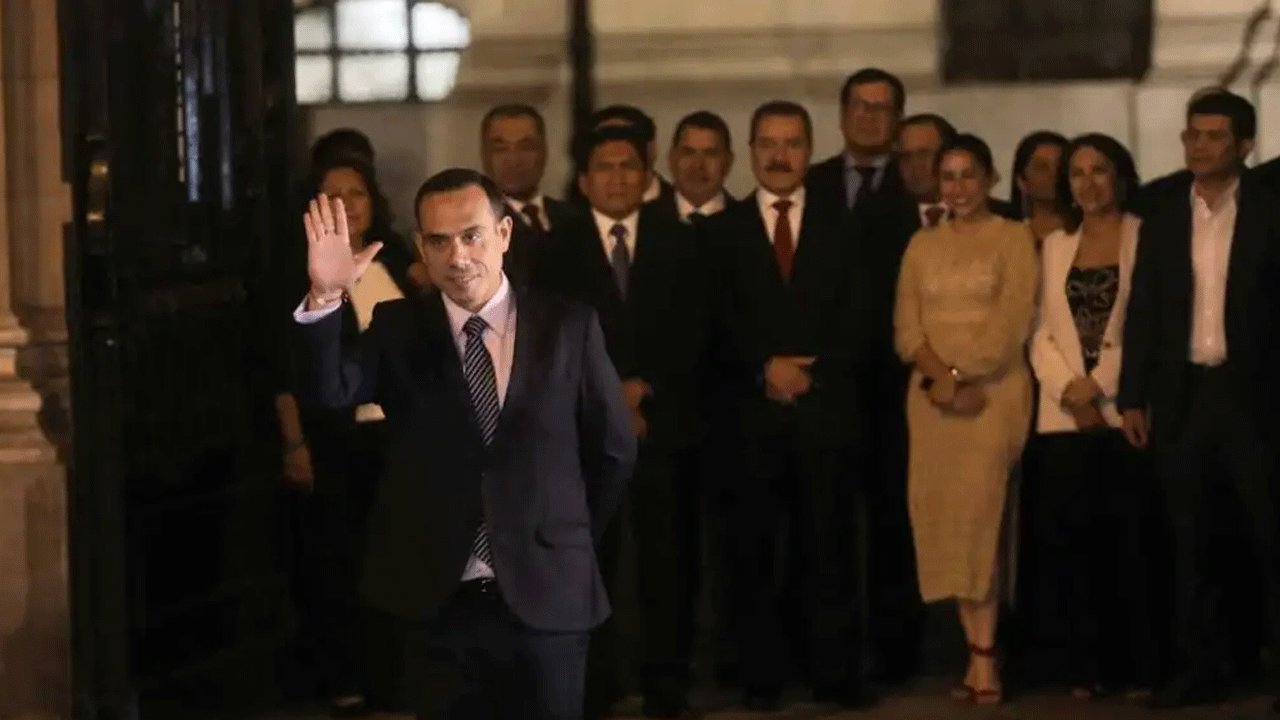 José Jerí al borde del llanto tras su vacancia: salió de Palacio con Soda Stereo y pan serrano