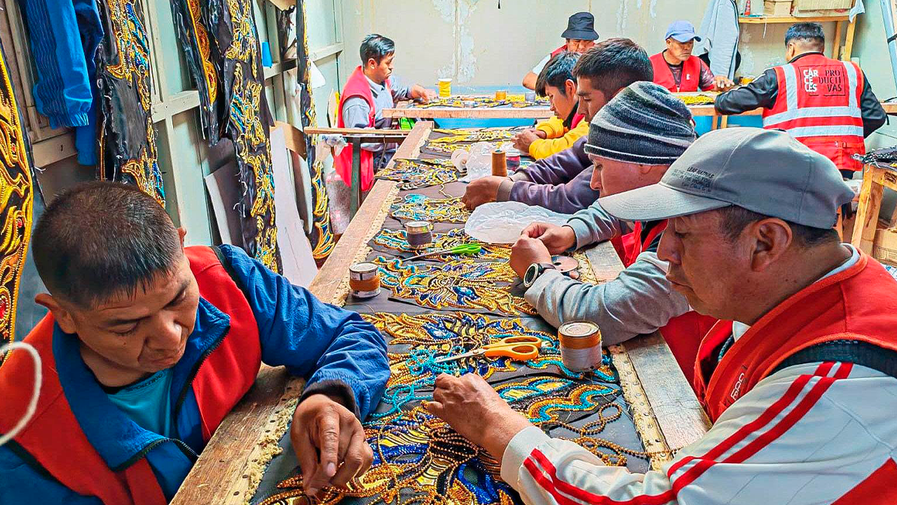 Internos del penal de Puno confeccionan más de 700 trajes para la Candelaria