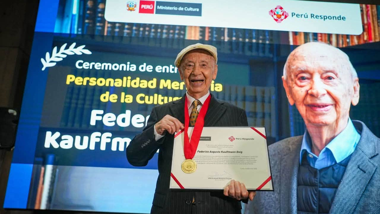 Federico Kauffmann Doig recibe distinción por sus aportes a la arqueología peruana