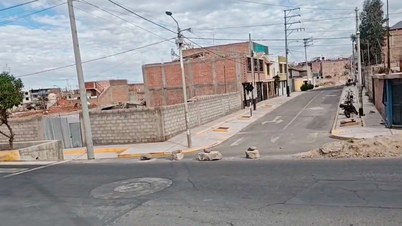Vecinos de Villa Magisterial denuncian daños en vías y cinco accidentes en Cerro Colorado