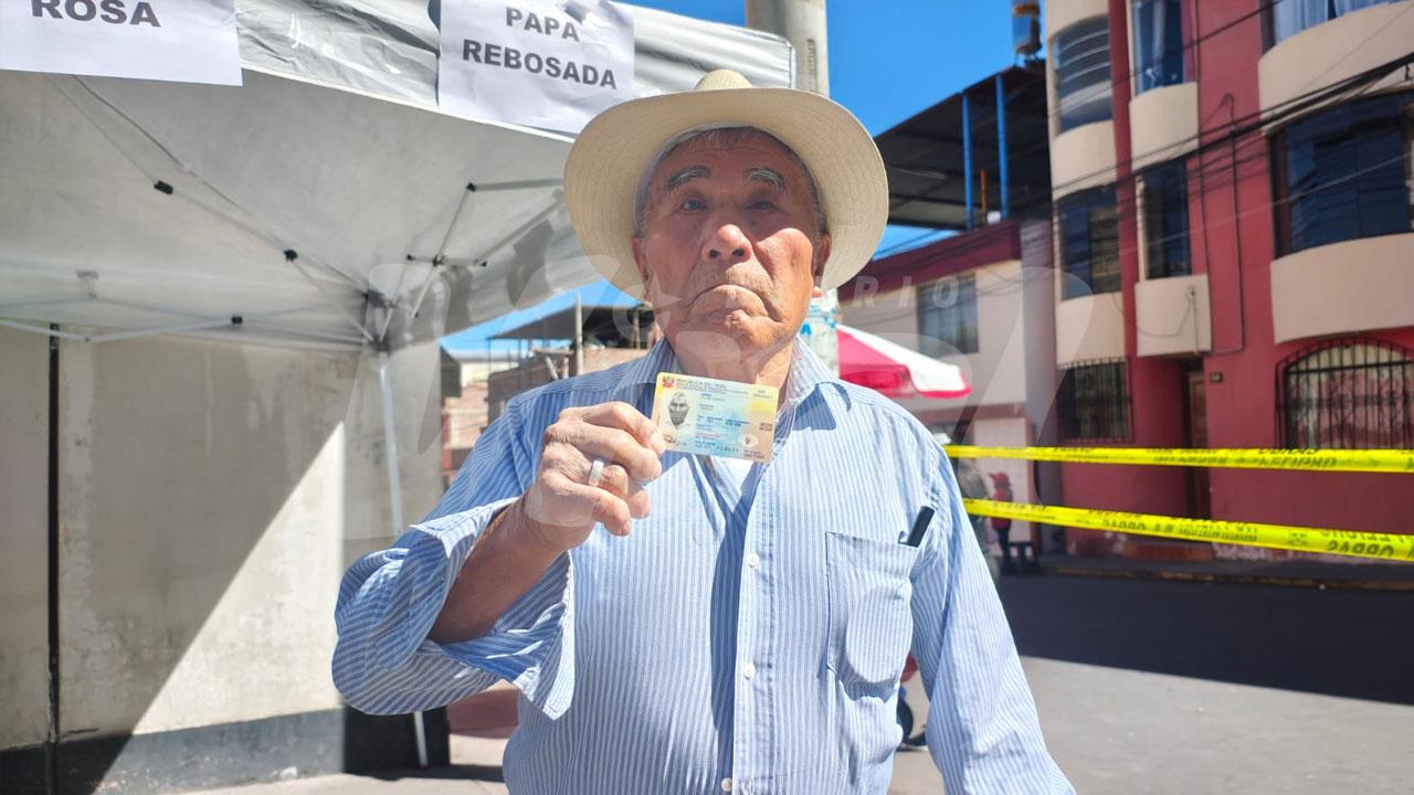 Adulto mayor de 90 años supera dificultades y acude a votar