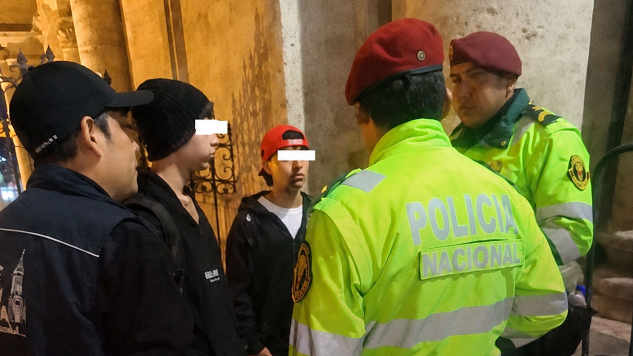 Arequipa: intervienen a dos menores por realizar pintas en la Catedral