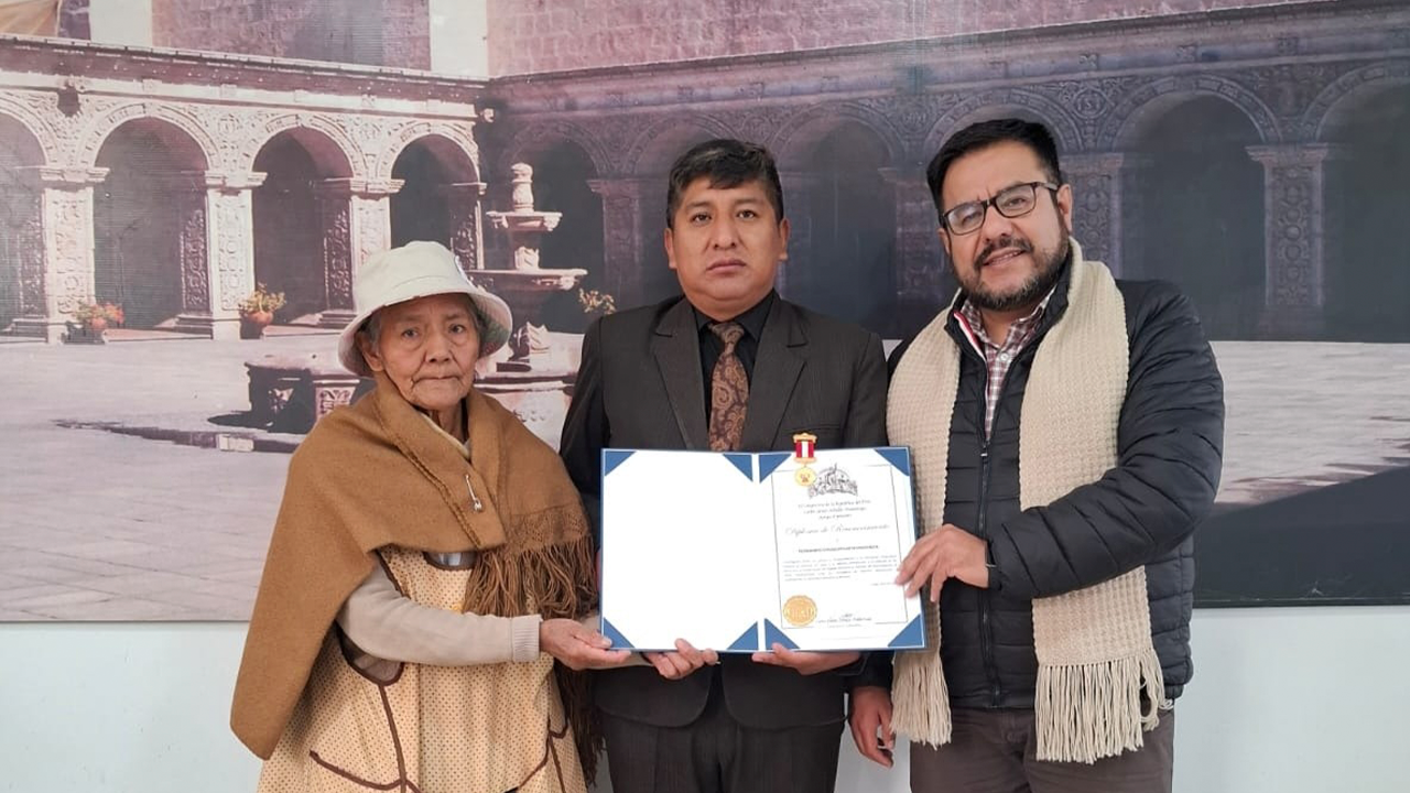Congreso reconoce a Fernando Chuquipiunta