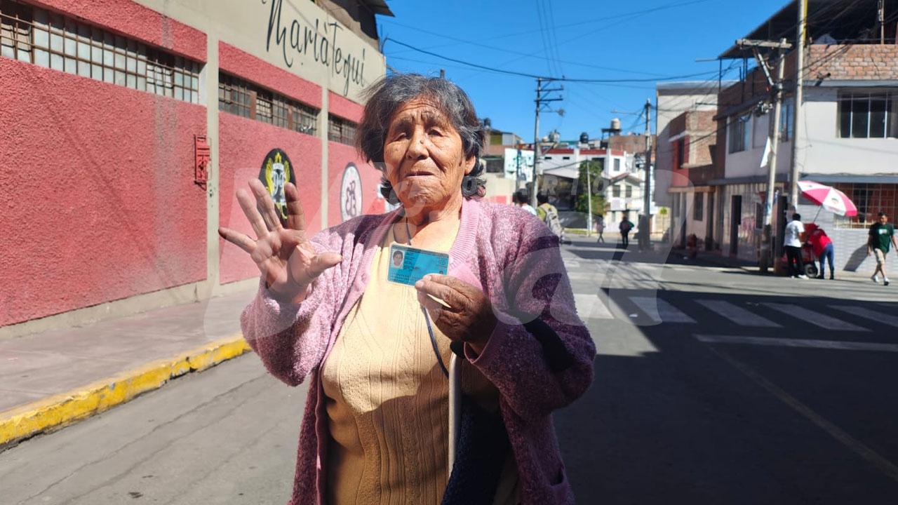 Adulta mayor con discapacidad visual acude a votar en Paucarpata