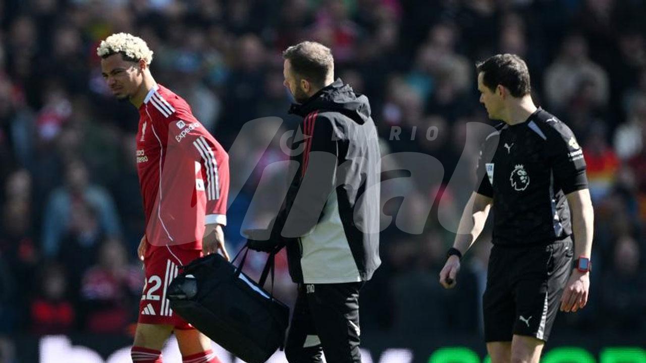 El goleador del Liverpool abandona llorando por lesión