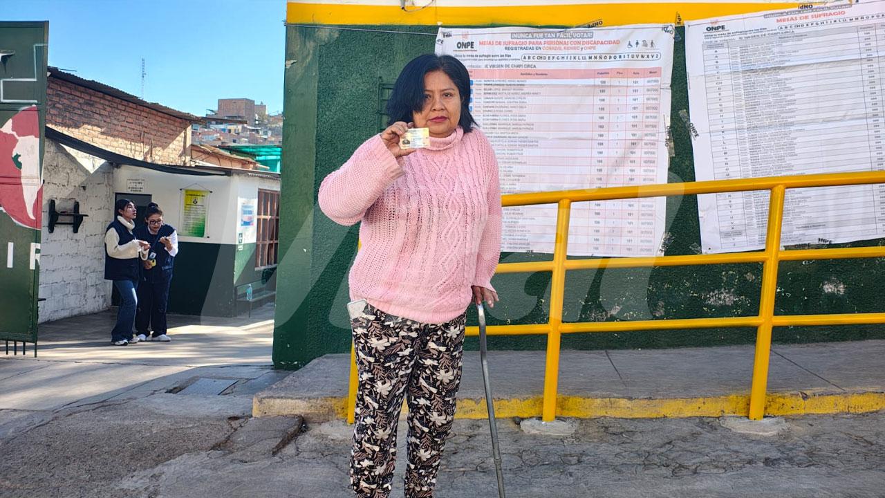 Mujer con discapacidad para caminar subió sola a segundo piso para votar
