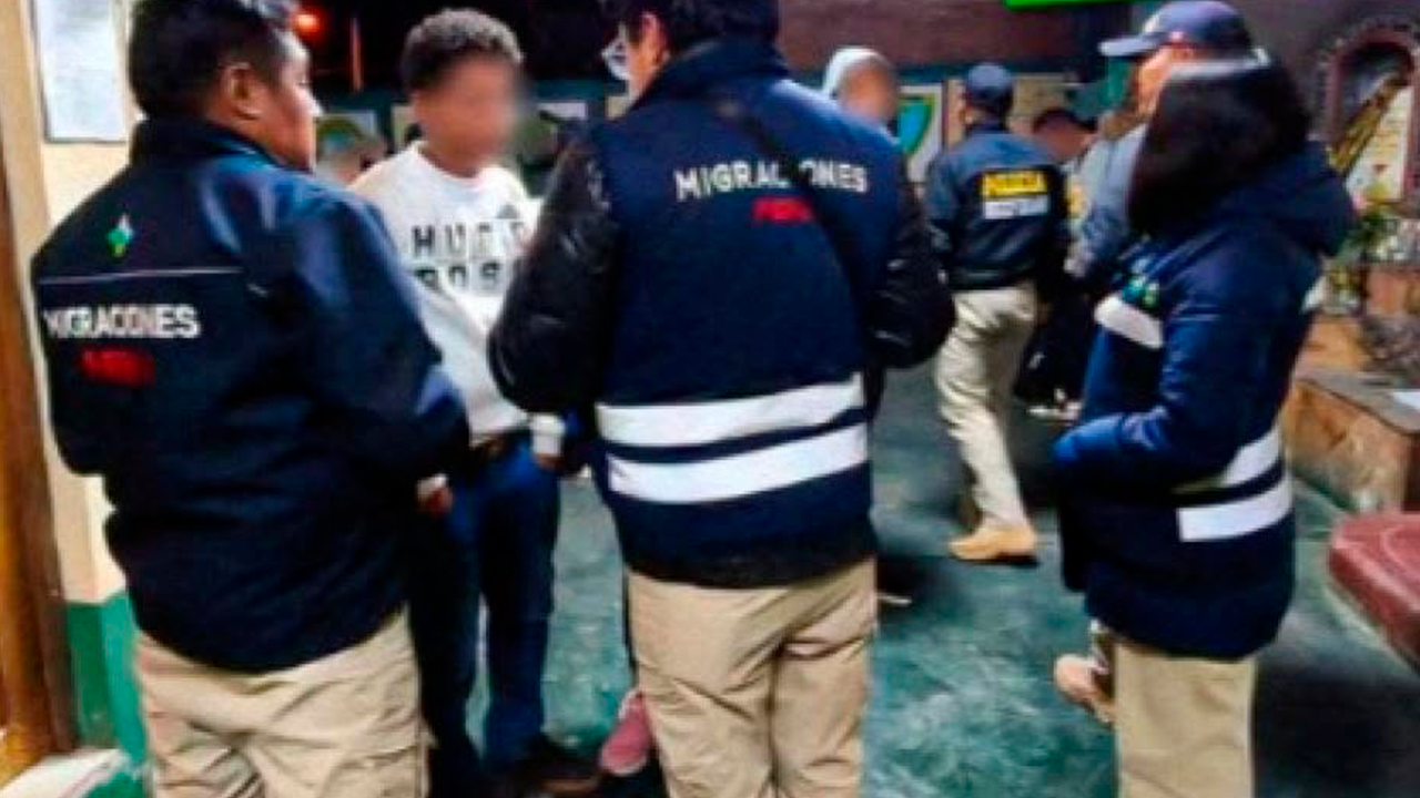 Migraciones expulsa del Perú a 23 extranjeros tras operativo en terminal de Puno