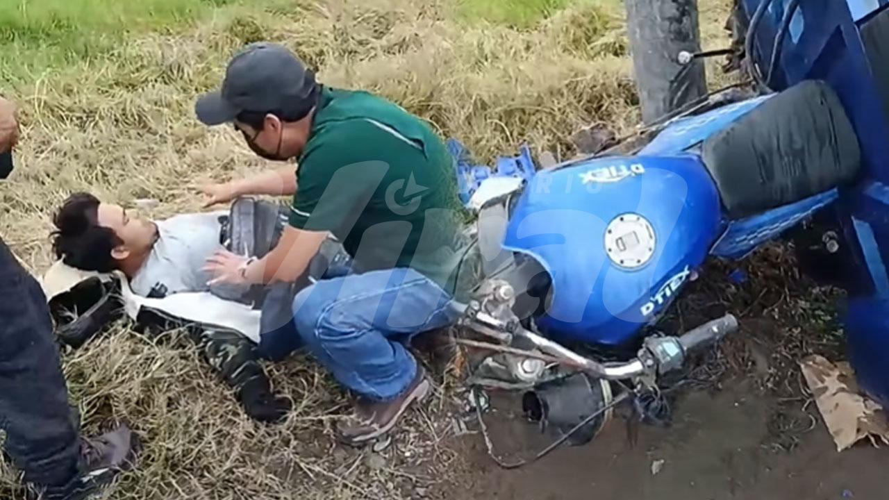 Motocar vuelca y deja conductor herido camino a Playa Las Rocas
