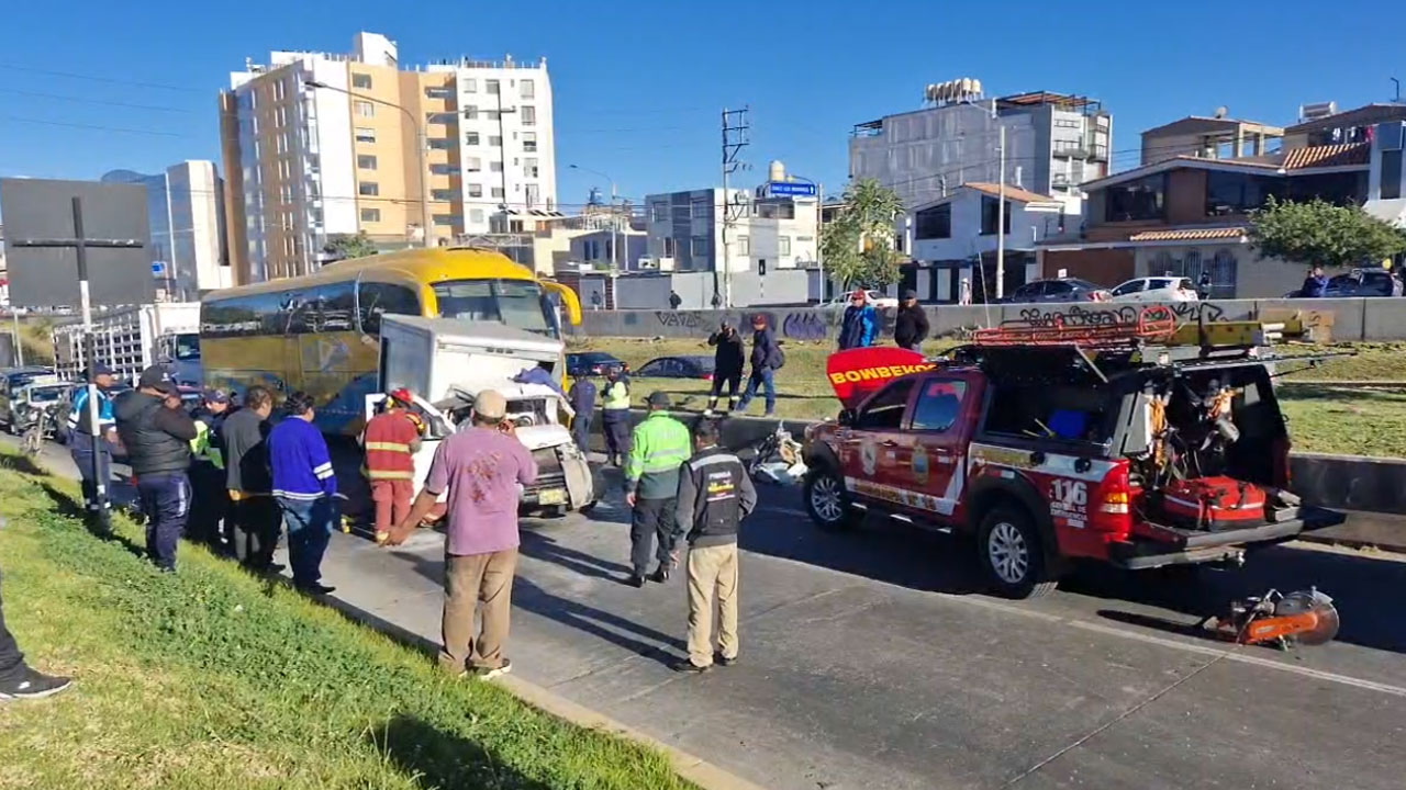 Arequipa: dos heridos tras violento choque entre furgoneta y tráiler
