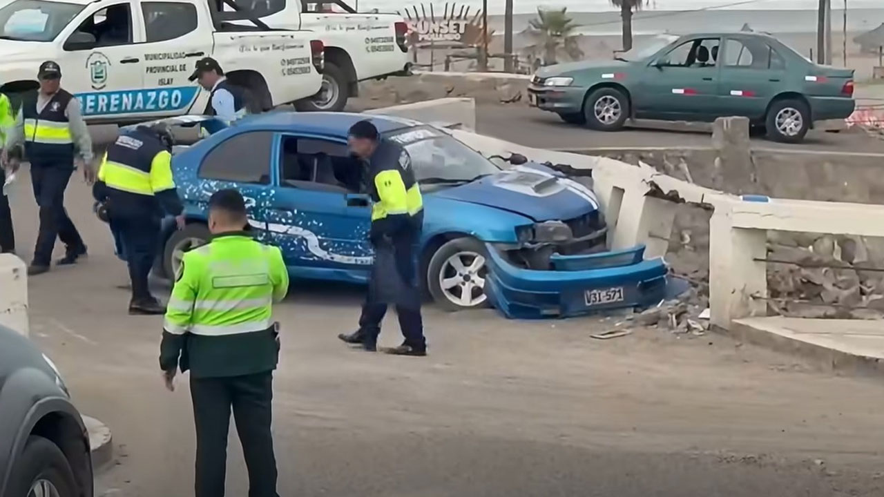Islay: auto se estrella contra muro del puente Inclán