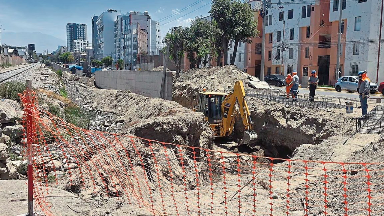 Arequipa: MPA construye muro en la torrentera Chullo sin autorización de la ANA