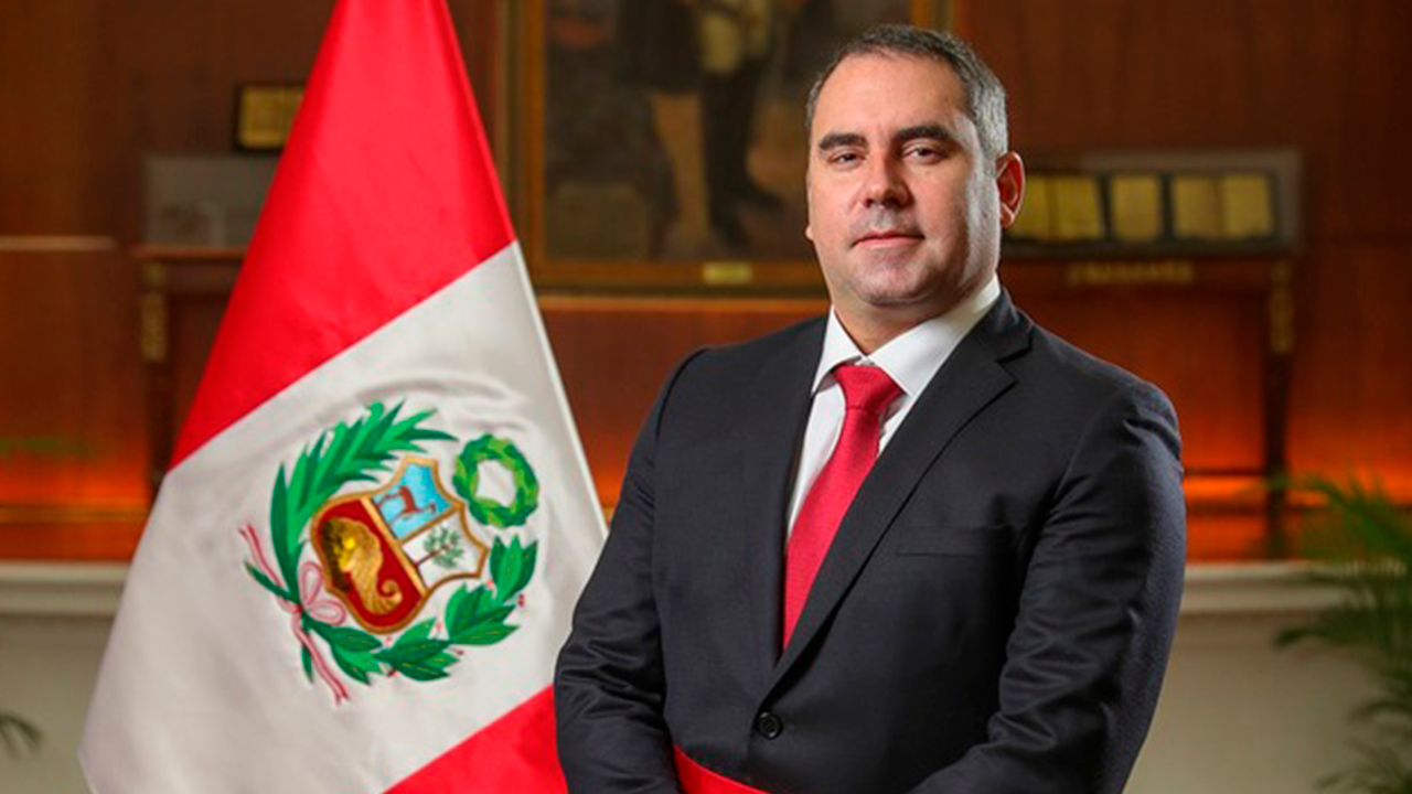 Ministro Belaúnde se calla frente a críticas
