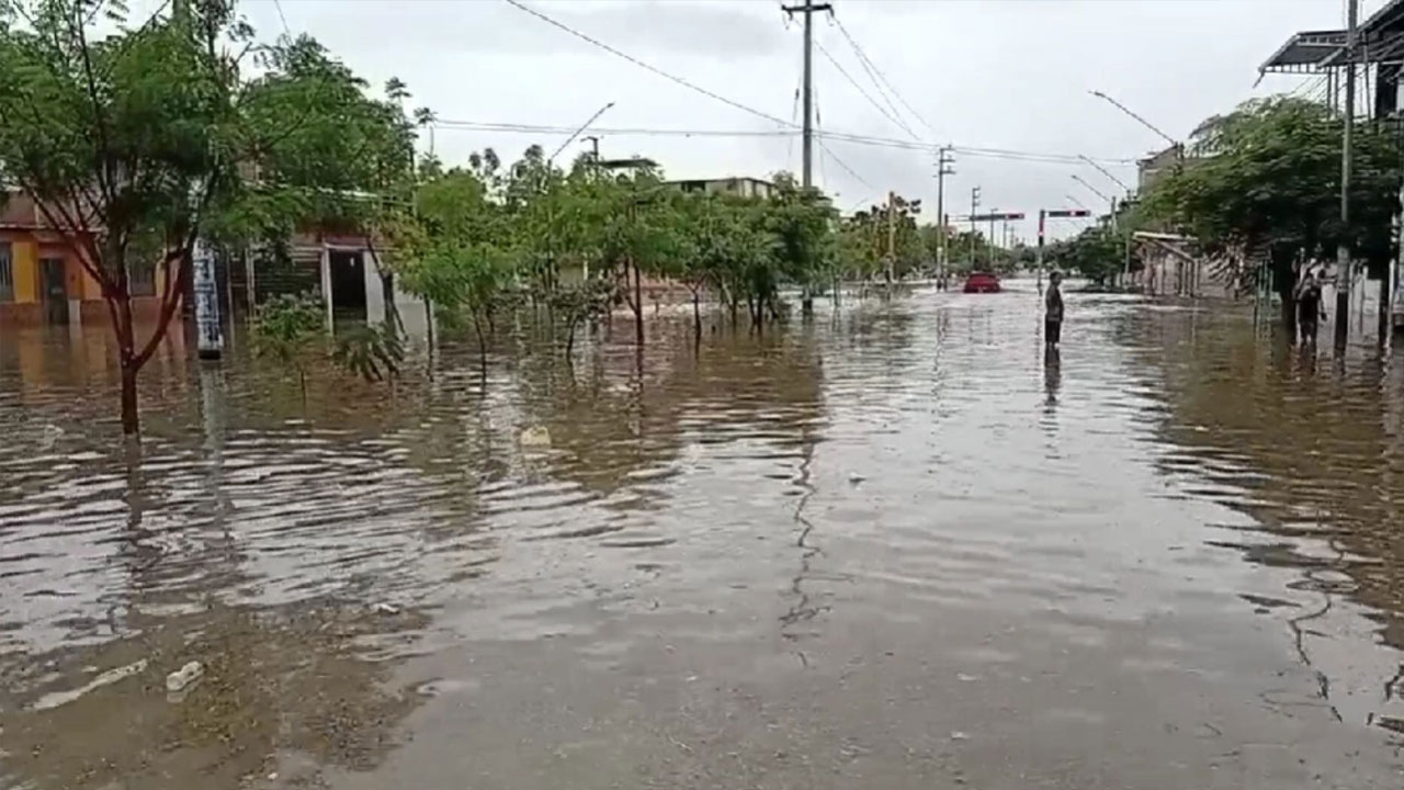Piura: lluvias torrenciales inundan Chulucanas y afectan viviendas, mercado y carreteras