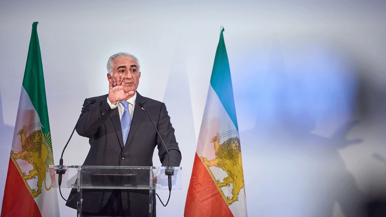 Atacan con líquido rojo al hijo del sha de Irán en Berlín