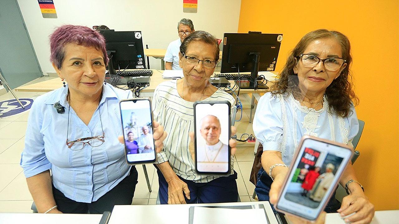 Pensionistas ONP aprenden IA y envían mensajes de aliento al Papa León