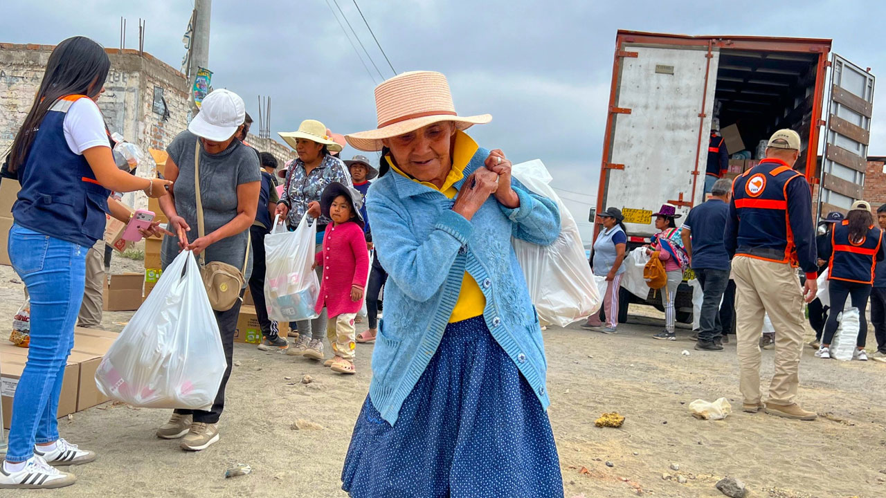 Entregan ayuda humanitaria a más de 800 familias afectadas por lluvias