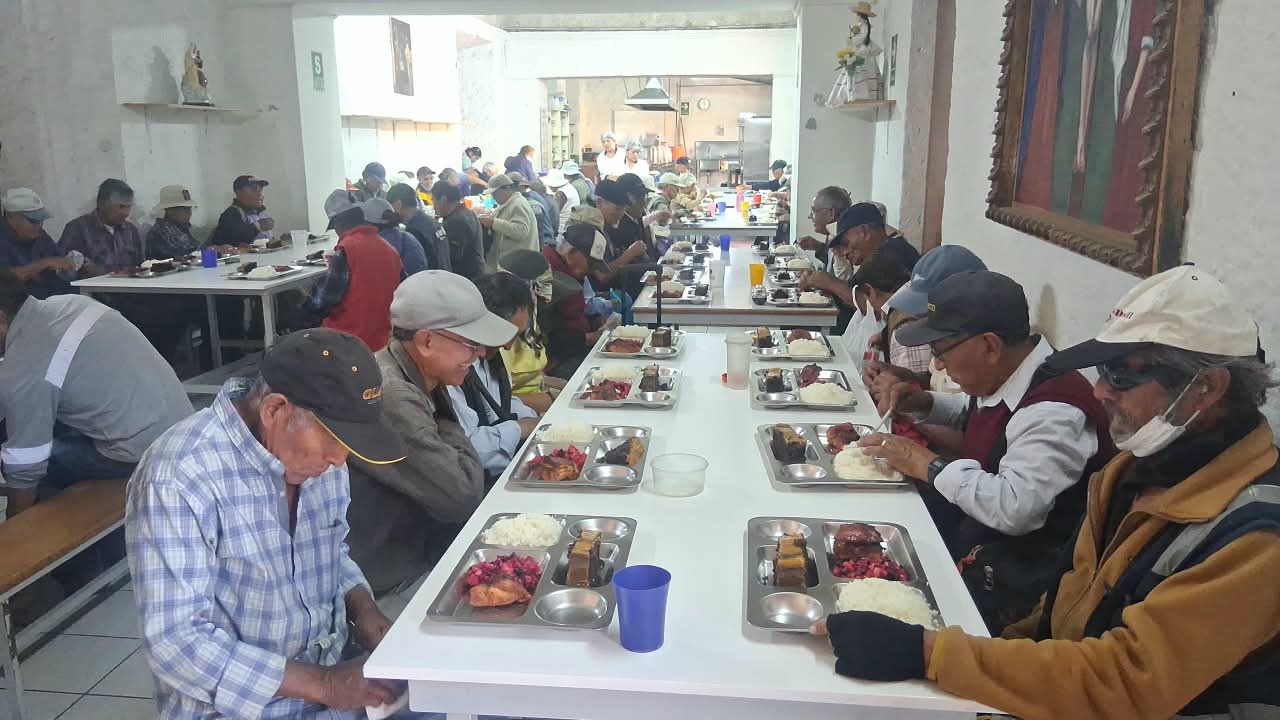 Arequipa: Arzobispado brinda almuerzo a 300 adultos mayores por su día