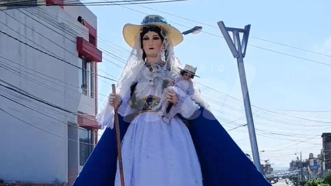 Paso de imagen de la Virgen de Chapi por calles de Miraflores dejó desbordes de devoción y fe