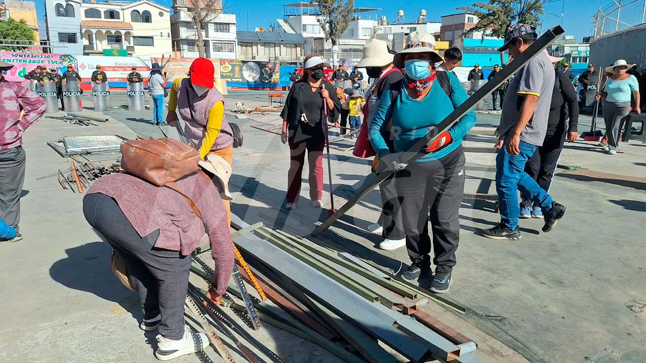 Desalojan a más de 300 comerciantes de explanada del estadio Melgar luego de 4 años