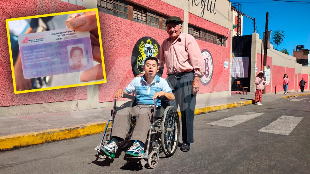Adulto mayor desafía dificultades para llevar a su hijo con discapacidad a votar
