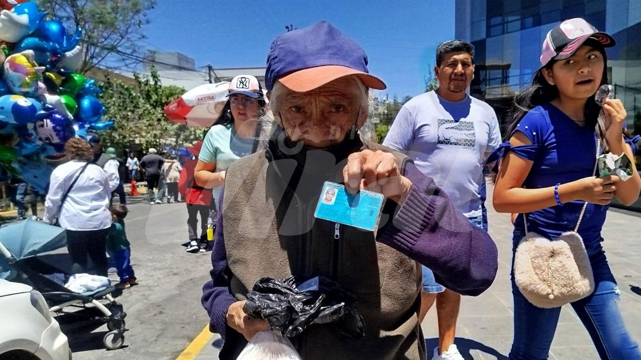 Adulta mayor de 92 años acudió a votar por el futuro de sus nietos