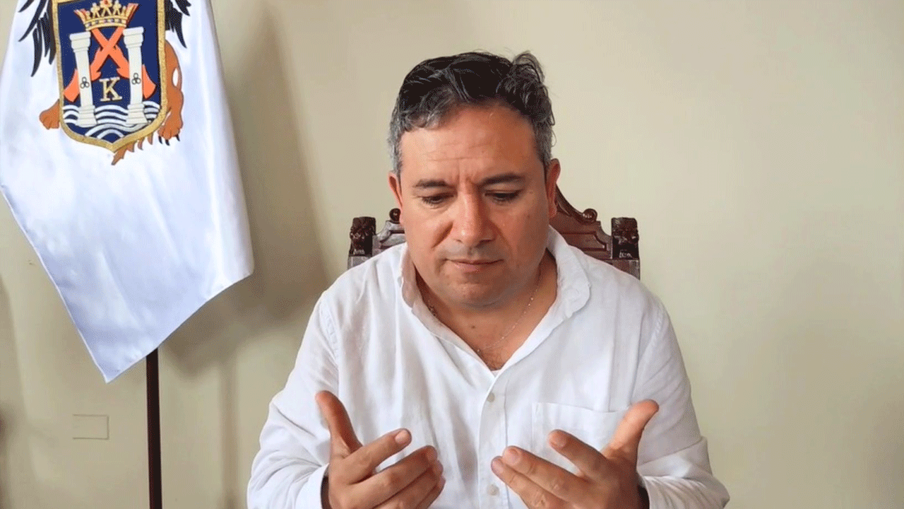 Arturo Fernández renuncia a campaña tras exclusión del JNE y acusa traición interna