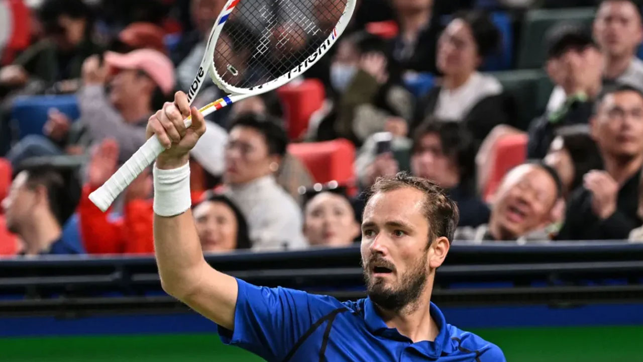 Medvédev elimina a Tsitsipas y avanza en Shanghái