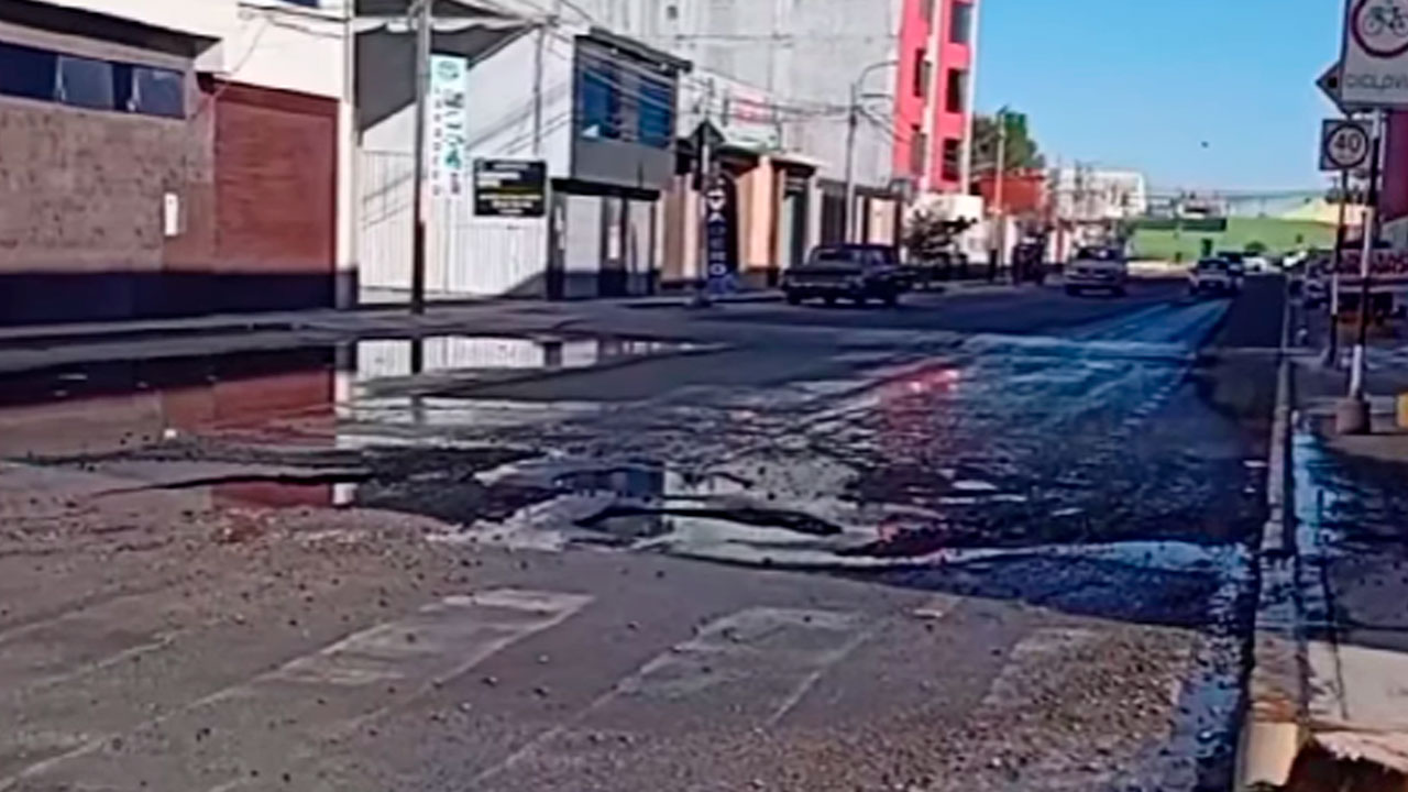 Vecinos reportan que filtración de agua daña vía en Majes