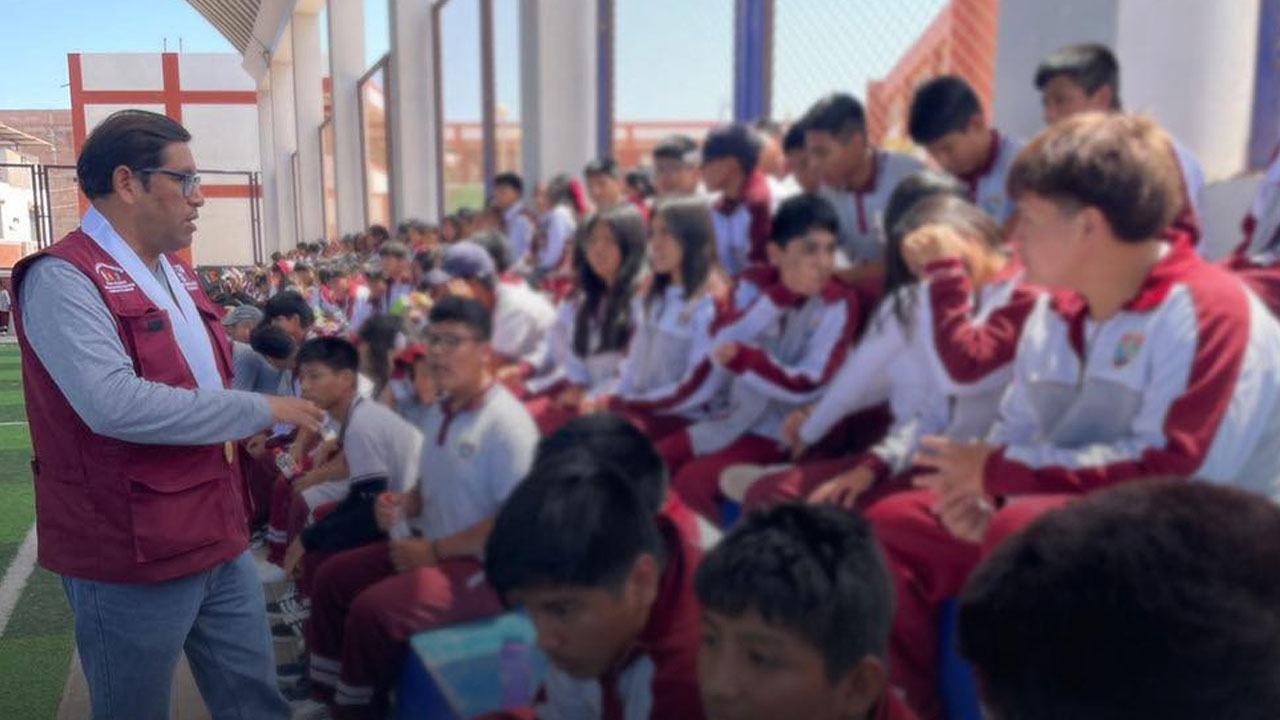 Advierten duras penas por violencia familiar ante escolares en Chala