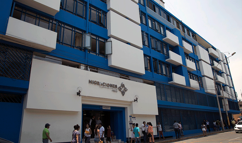 Migraciones entrega título de nacionalidad peruana a 24 ciudadanos en vísperas de San Valentín