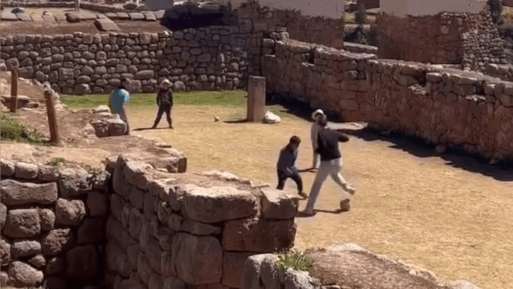 Turistas juegan fulbito en complejo arqueológico de Chinchero y desatan investigación