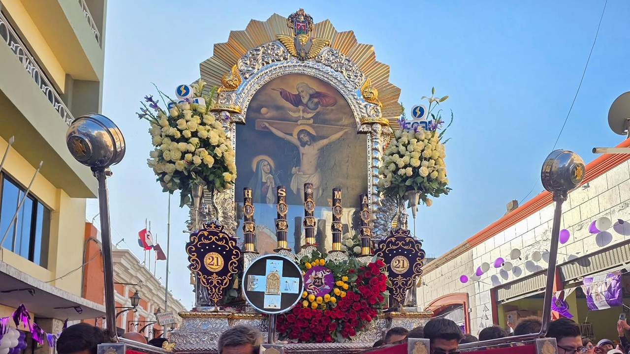Señor de los Milagros recorrerá Arequipa con cirios y condecoraciones renovadas
