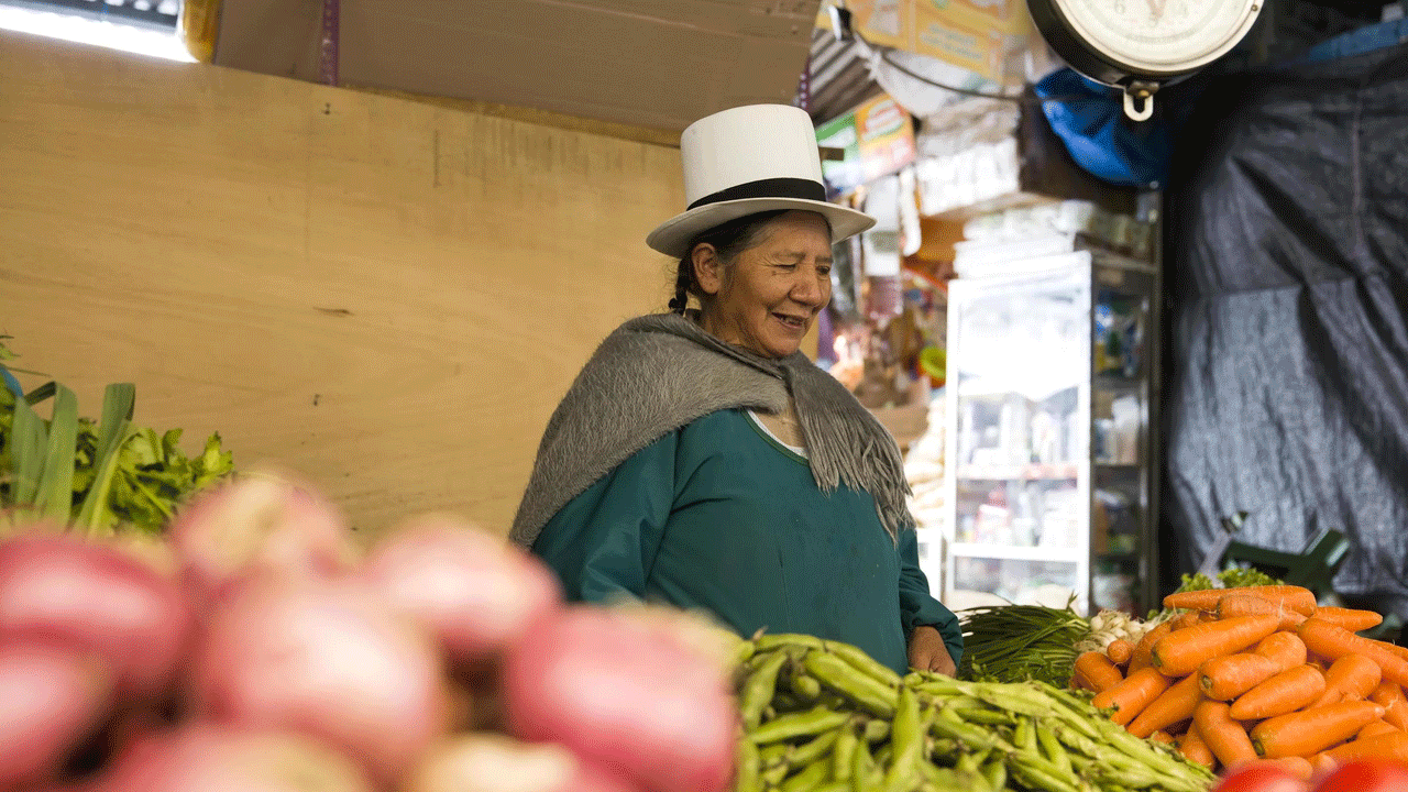 Más del 67 % de madres peruanas participa activamente en la economía, según INEI