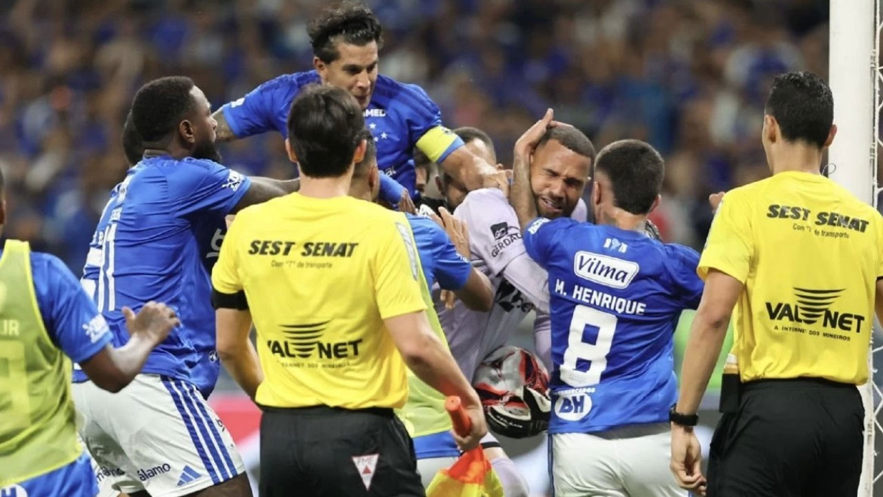 Batalla campal en final brasileña deja récord de 23 expulsados