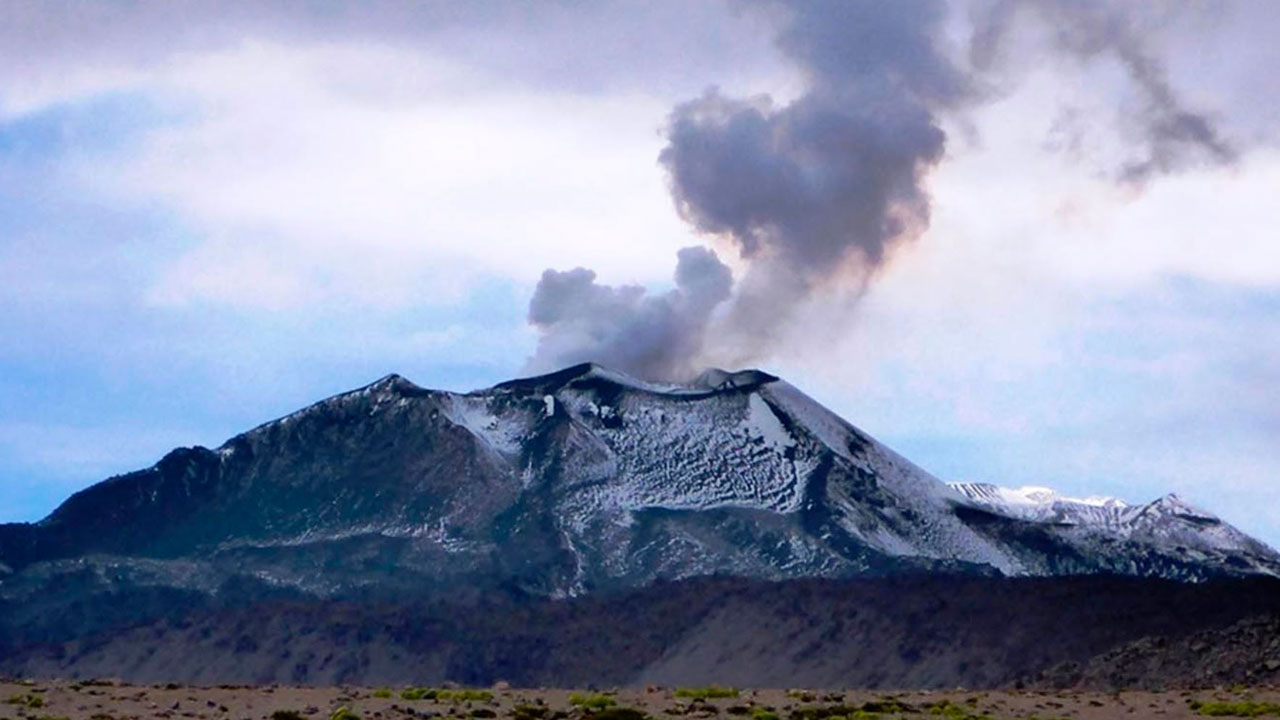 Volcán Sabancaya mantiene alerta naranja por explosiones y ceniza