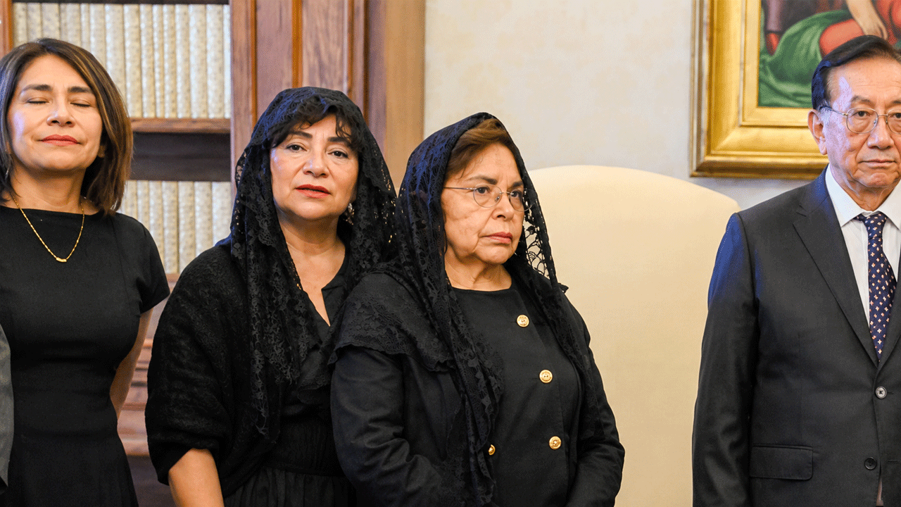 Ministro niega uso de fondos públicos en viaje de hijas del mandatario