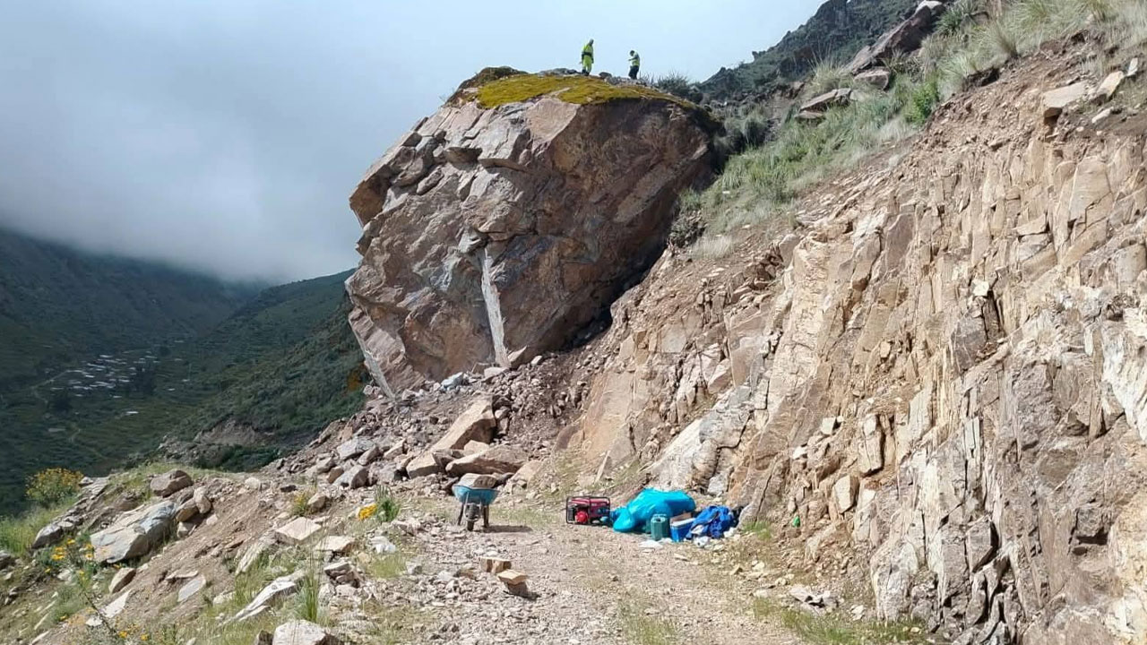 Derrumbe de rocas interrumpe tránsito en vía de Tapay