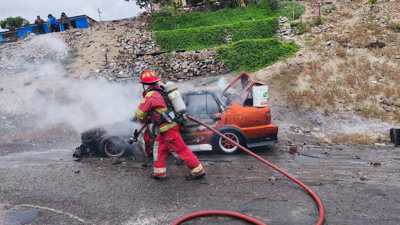 Mollendo: auto se incendia y conductor sufre quemaduras