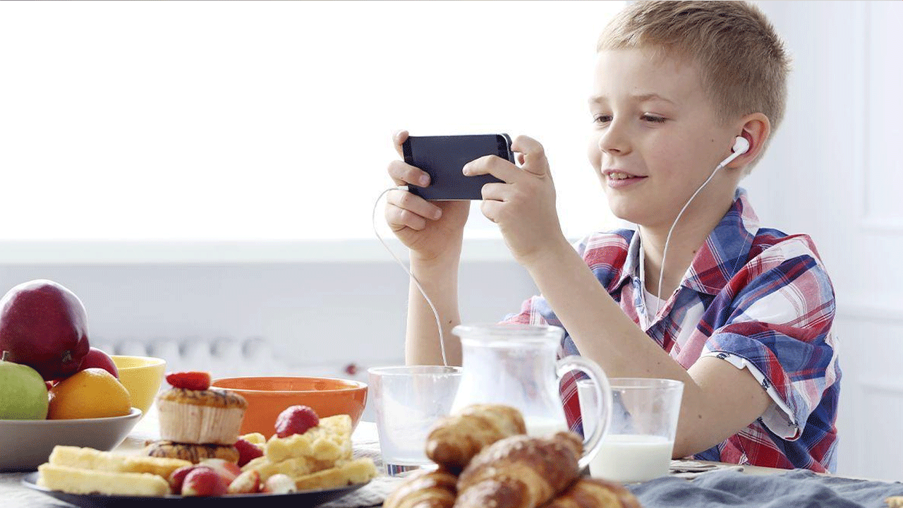 Especialista advierte que pantallas afectan alimentación consciente en niños