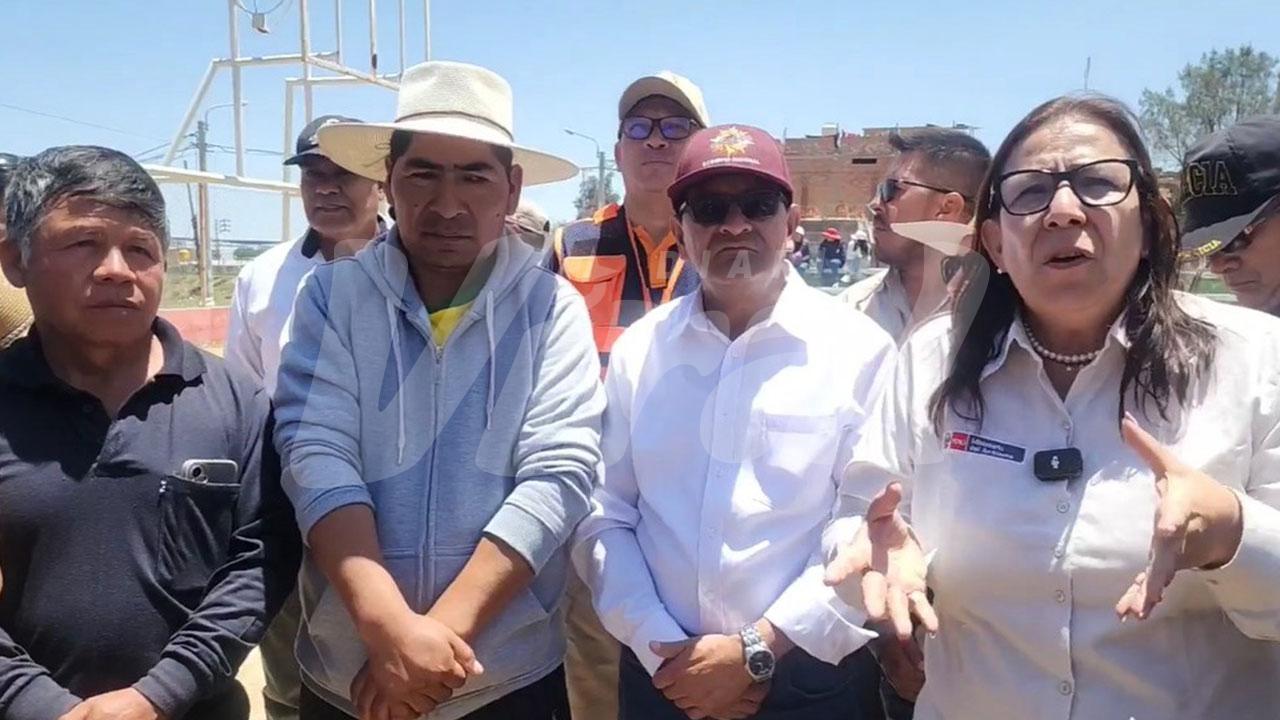 Población de Cayma cuestionó visita de ministra del Ambiente, Nelly Paredes, quien llegó sin apoyo