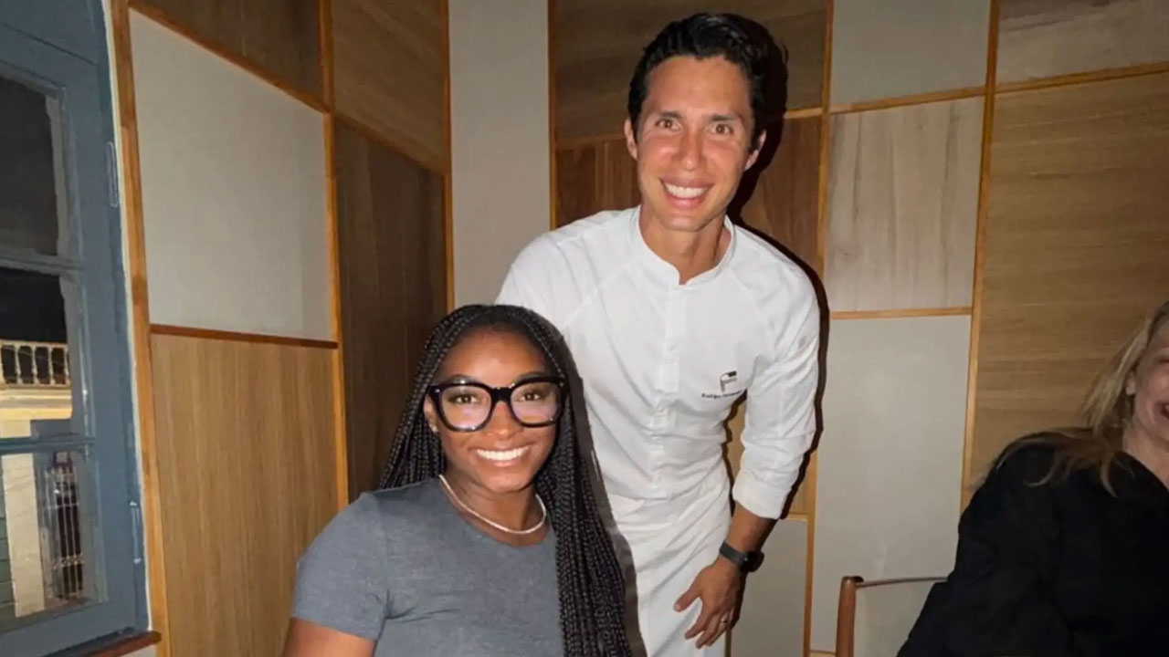 Simone Biles prueba la gastronomía peruana junto al chef Rodrigo Fernandini