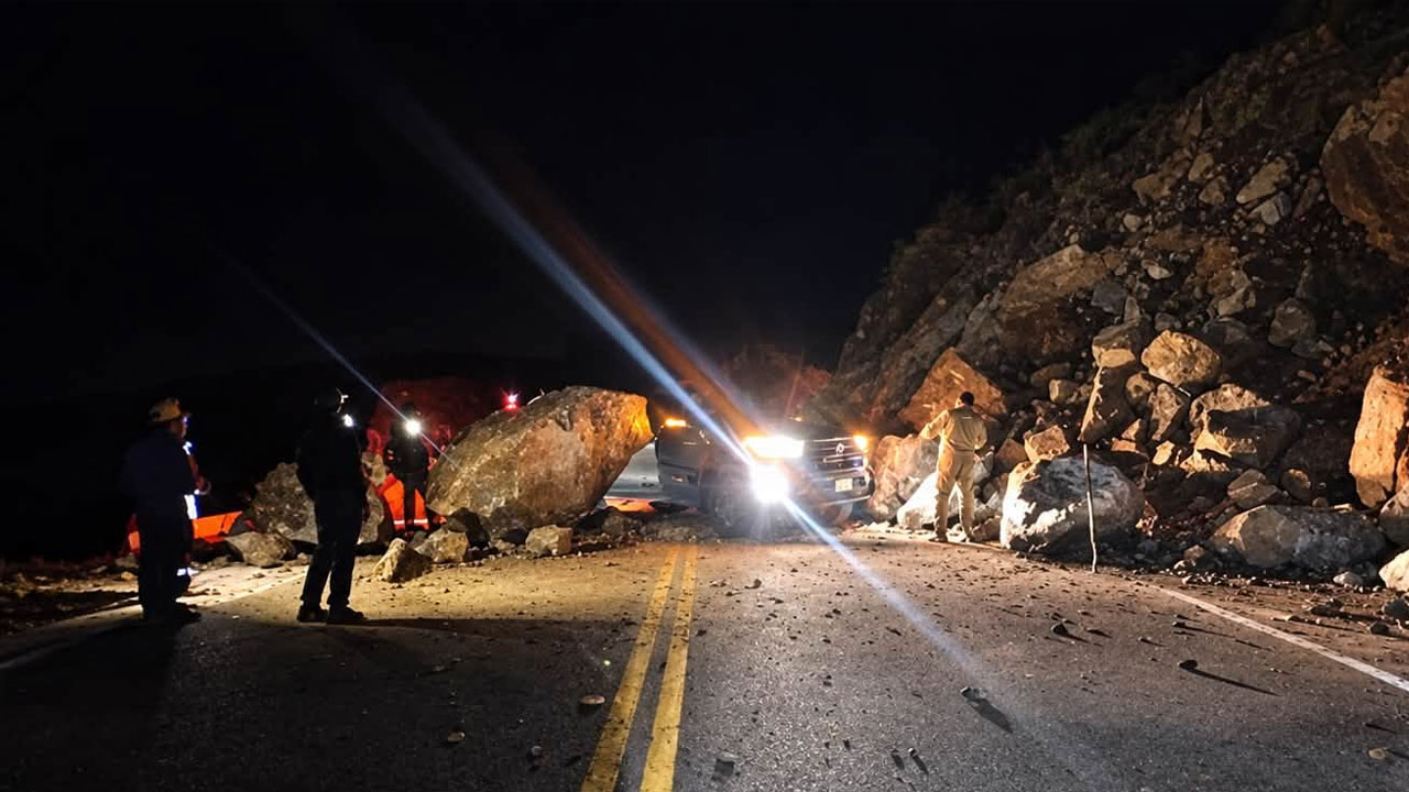 Derrumbe bloqueó la Panamericana Sur en La Planchada