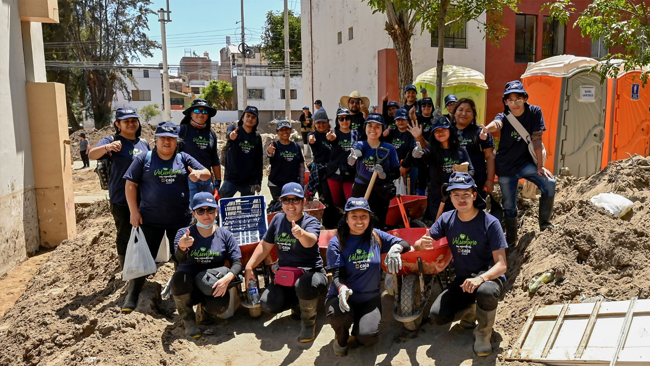 Voluntarios de Caja Arequipa apoyan limpieza y recuperación de zonas afectadas por lluvias en Yanahuara