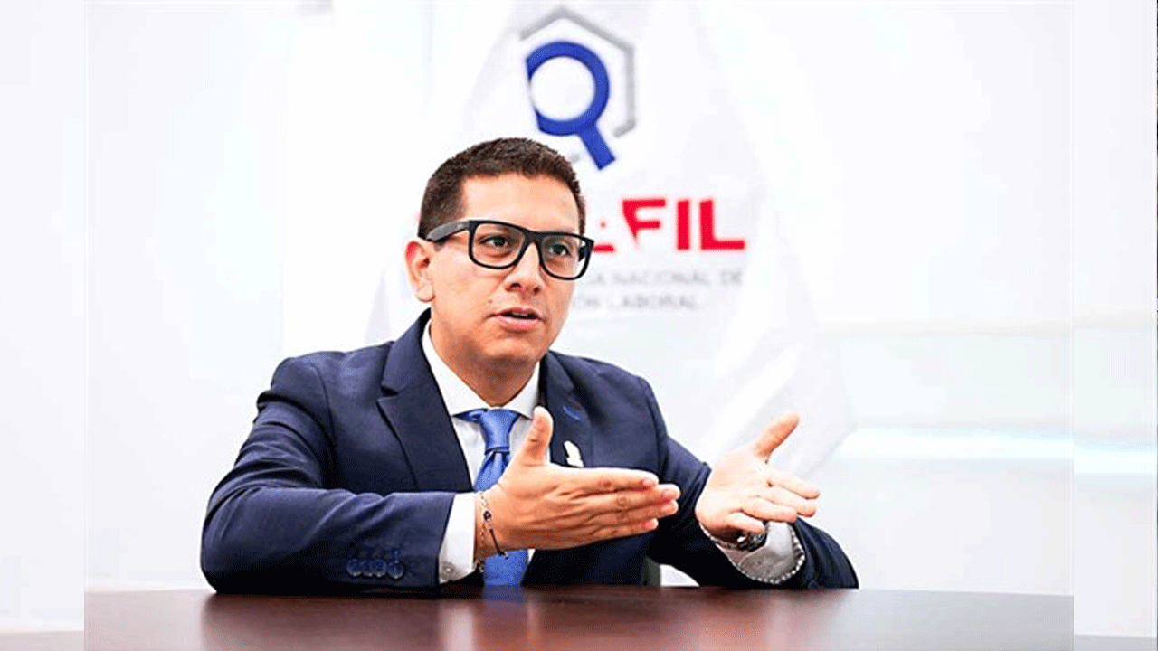 Denuncian certificado falso que permitió ascenso de ministro Freddy Solano