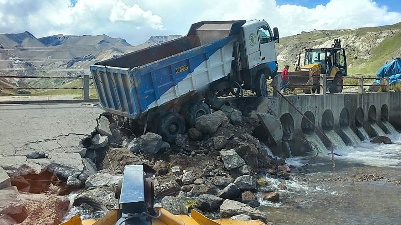 Camión continúa atrapado en puente colapsado en Puyca