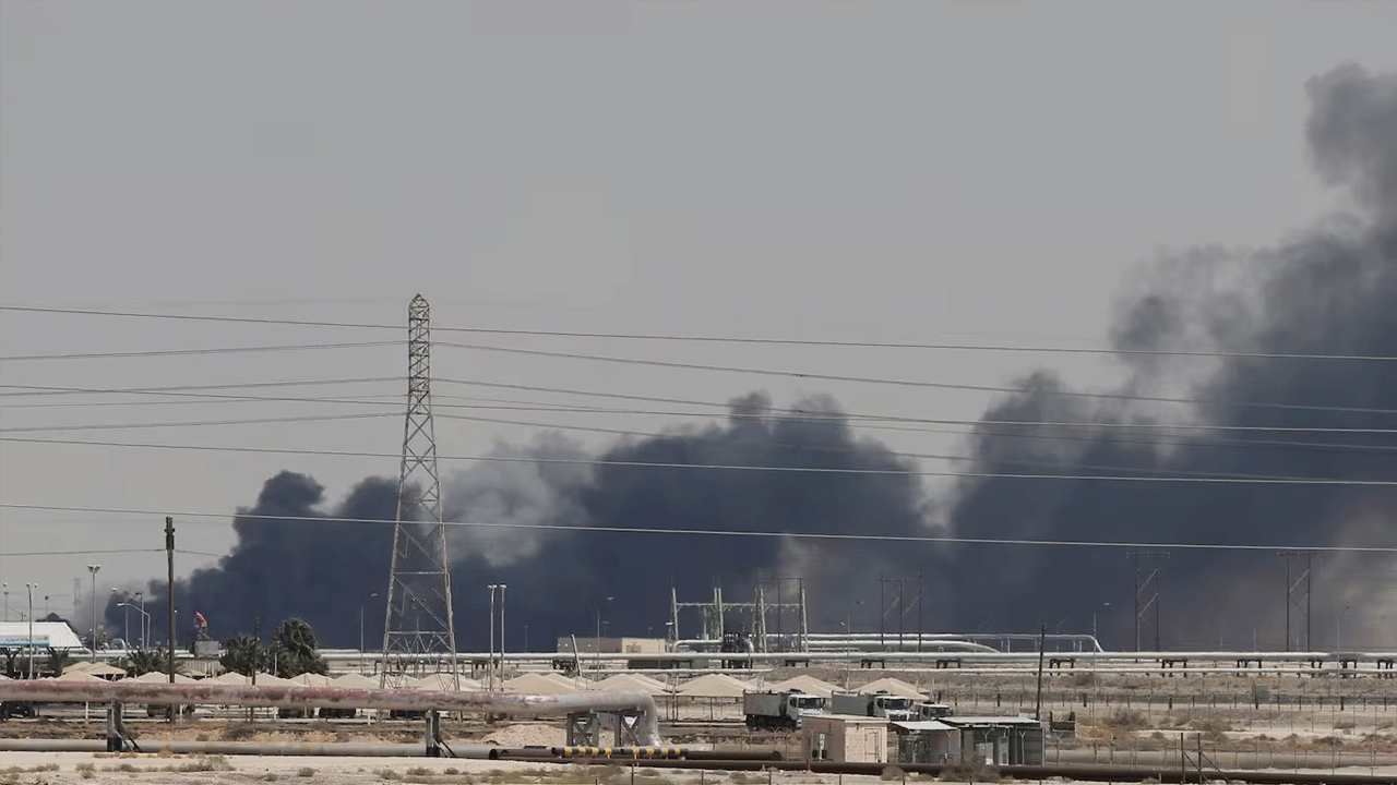 Irán ataca refinería clave en Arabia Saudita y hunde petrolero: petróleo sube 13 %