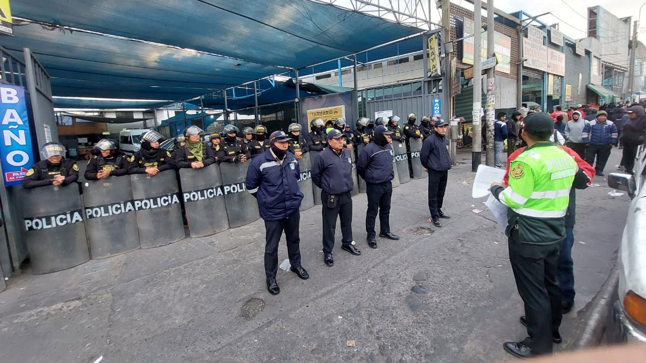 Clausuran otra vez terminal informal en Bustamante y Rivero